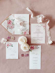 Papeterie-Serie Floral Peonies, Hochzeitskarte mit Seidenband und Wachssiegel, dazu Save-The-Date-Karte, Menükarte und Ablaufkarte