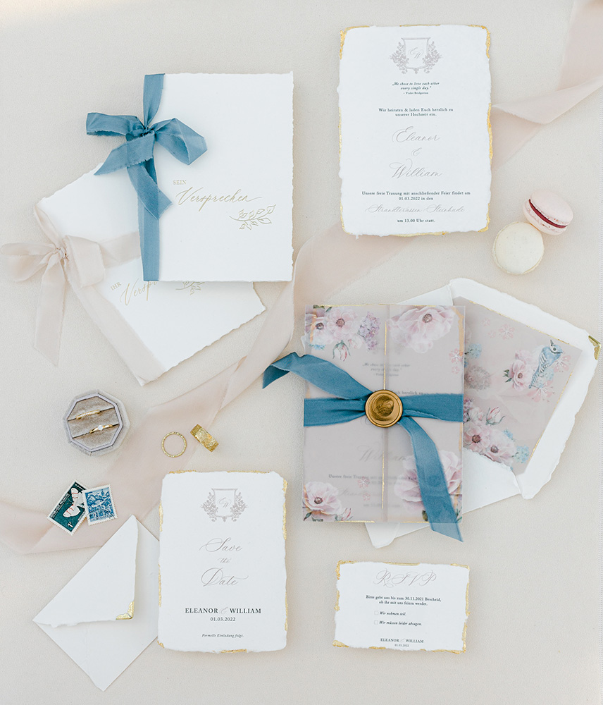 Individuelle und exklusive Hochzeitspapeterie. Designserie mit dicken Papier, gerissenen Kanten und Seidenbändern.