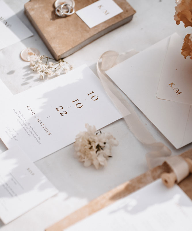 Individuelle und exklusive Hochzeitspapetrie. Designserie, typografisch designte Einladungskarte mit goldener Heißfolienprägung