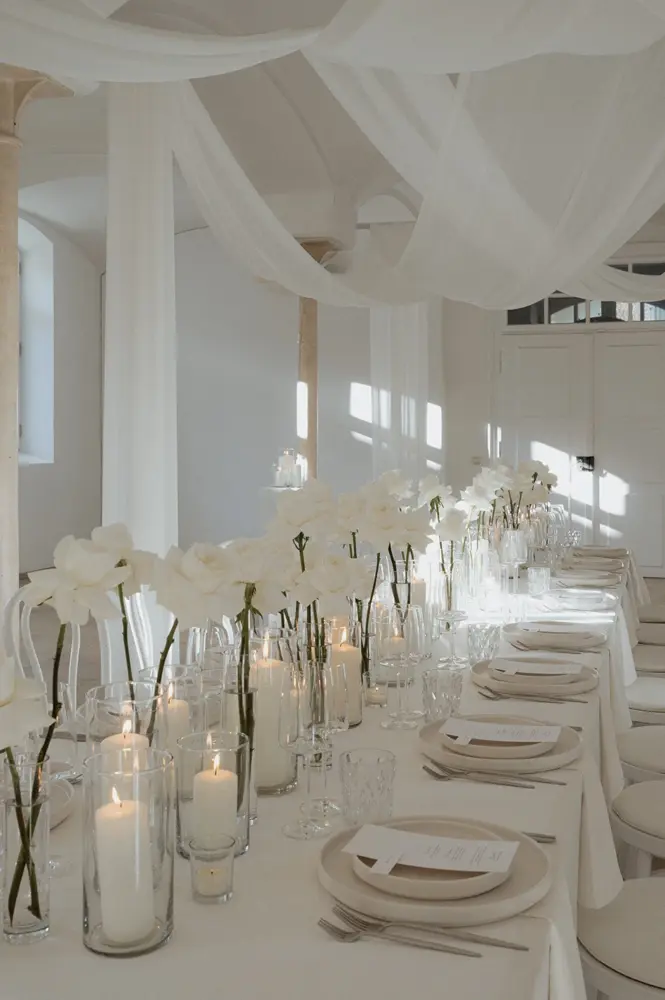 Hochzeitsdekoration Tisch minimalistisch