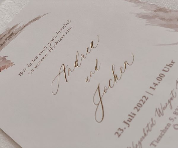 Papeterie-Serie Boho Glam, Hochzeitseinladung mit Goldprägung und Aquarellverzierungen.
