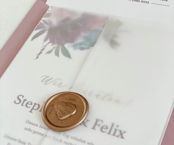 Papeterie-Serie Floral, Hochzeitseinladung mit Goldfolienprägung und gerissenen Kanten, in Transparentumschlag mit Wachssiegel.