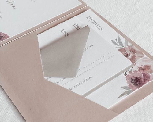Papeterie-Serie Soft Mauve, Einladungskarte mit Detailkarten im Pocketfold. Dazu Save-The-Date-Karte, Menükarte, Briefumschlag mit Envelopeliner. Verziert mit Aquarell-Illustrationen.
