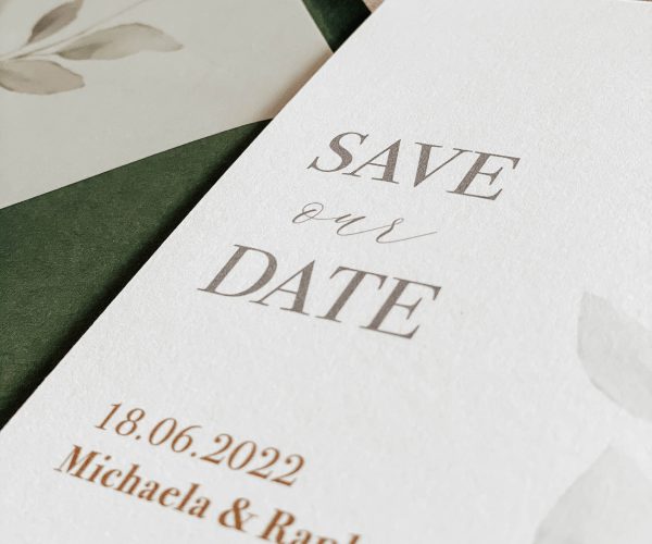 Papeterie-Serie Soft Greenery, Detailansicht Save-The-Date-Karte