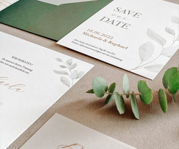 Papeterie-Serie Soft Greenery, Übersicht Save-the-Date-Karte, Details-Karte, Grüner Umschlag mit Envelopeliner