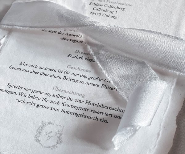 Papeterie-Serie Fine Art, Set bestehend aus Detailkarte, Einladungskarte auf handgeschöpften Papier mit gerissenen Kanten und Seidenband