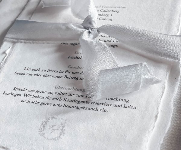 Papeterie-Serie Fine Art, Hochzeitseinladung auf handgeschöpften Papier mit Goldprägung und gerissenen Kanten.