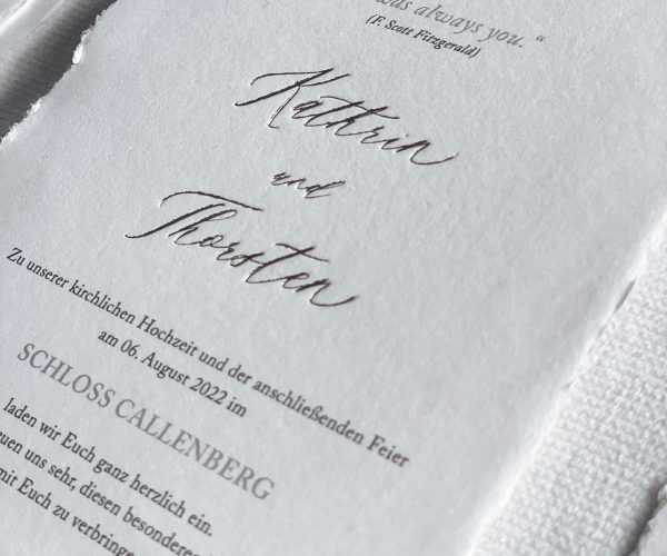 Papeterie-Serie Fine Art, Hochzeitseinladung auf handgeschöpften Papier mit Goldprägung und gerissenen Kanten.